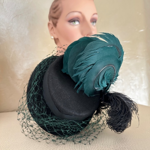 GLORIOUS 1940s' BLACK FELT TILT HAT - Picture 11 of 13